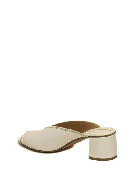  LAUREN HUTTON | D50LAIN-LATTE